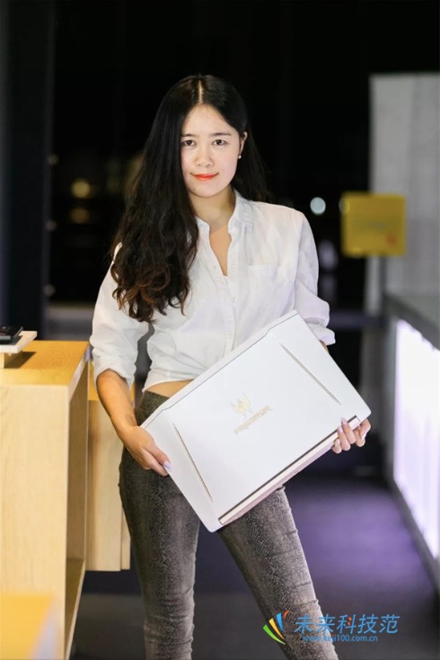 宏碁掠奪者HELIOS 300白金版評(píng)測(cè):電競(jìng)筆記本中的優(yōu)雅野獸派-鋒巢網(wǎng)