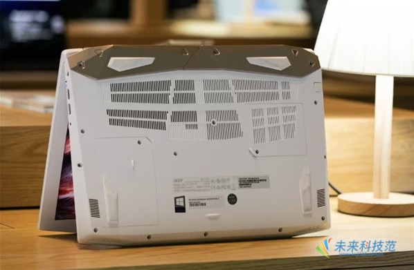 宏碁掠奪者HELIOS 300白金版評(píng)測(cè):電競(jìng)筆記本中的優(yōu)雅野獸派-鋒巢網(wǎng)