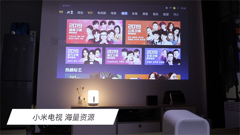 大屏幕才過癮！小米米家投影儀陪你看大片-鋒巢網(wǎng)