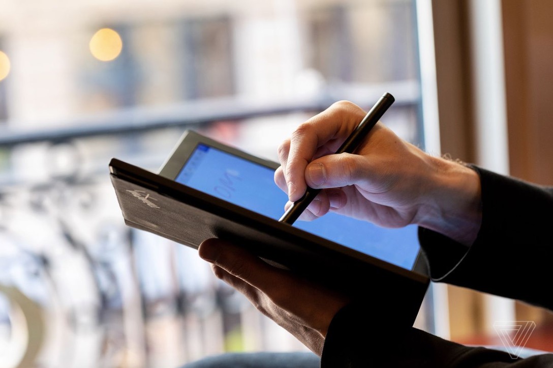 聯(lián)想展示了世界上第一臺可折疊個人電腦-鋒巢網(wǎng)