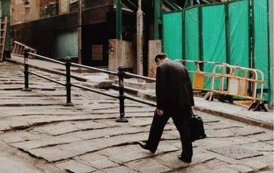 中年職場(chǎng)危機(jī)：互聯(lián)網(wǎng)沒有鐵飯碗-鋒巢網(wǎng)