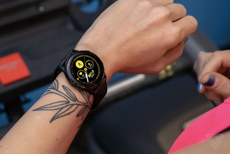 三星的Galaxy Watch Active現(xiàn)在可以檢測到游泳和低心率-鋒巢網