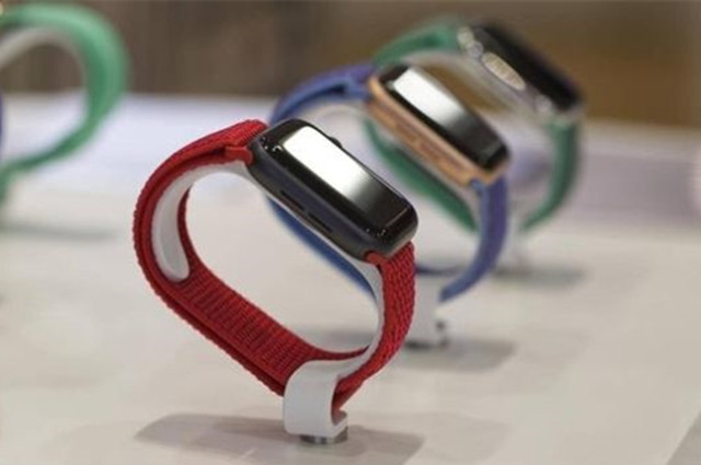OLED屏+鈦合金外殼 Apple Watch 5或?qū)⒚媸?鋒巢網(wǎng)