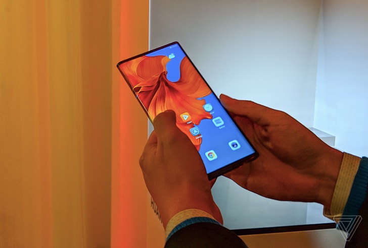 華為的折疊手機(jī)Mate X下月上市，售價(jià)2400美元-鋒巢網(wǎng)