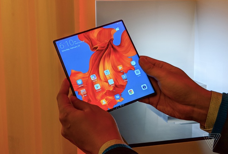 華為的折疊手機(jī)Mate X下月上市，售價(jià)2400美元-鋒巢網(wǎng)