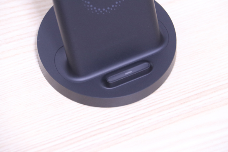 換個(gè)姿勢(shì)充電！小米立式無(wú)線充電器圖賞-鋒巢網(wǎng)