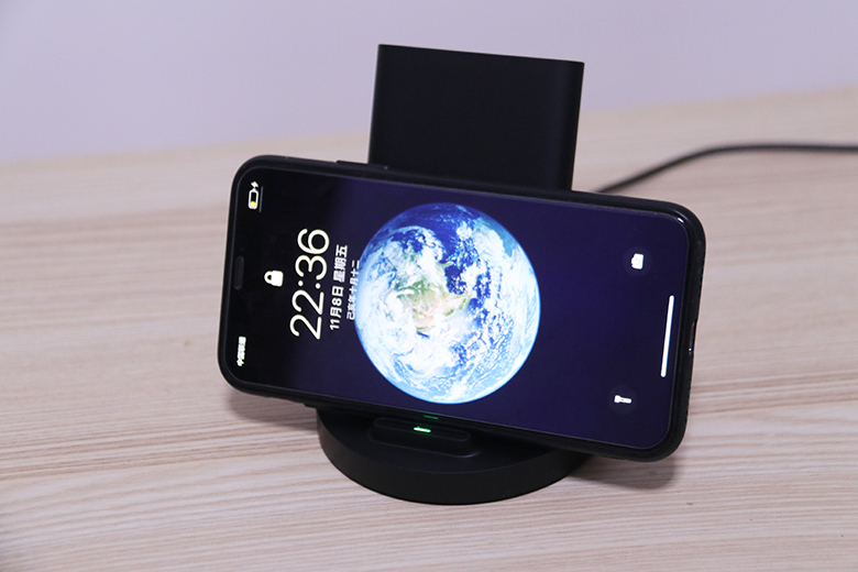 換個(gè)姿勢(shì)充電！小米立式無(wú)線充電器圖賞-鋒巢網(wǎng)