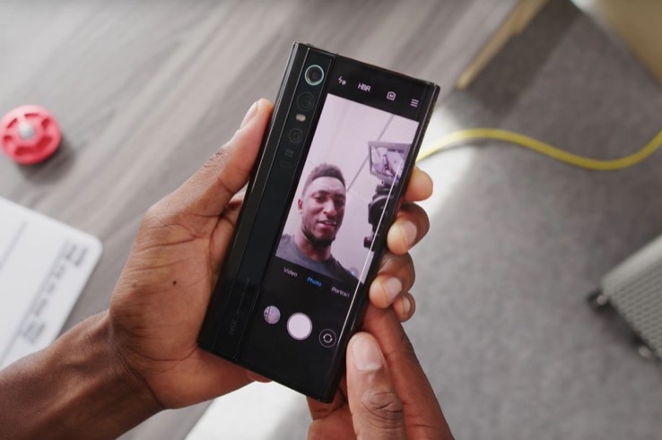 在MKBHD的動(dòng)手操作視頻中可以看到小米Mi Mix Alpha-鋒巢網(wǎng)