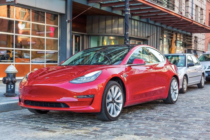 據(jù)報道，特斯拉為美國制造的Model 3汽車增加了USB-C端口和無線手機(jī)充電功能-鋒巢網(wǎng)