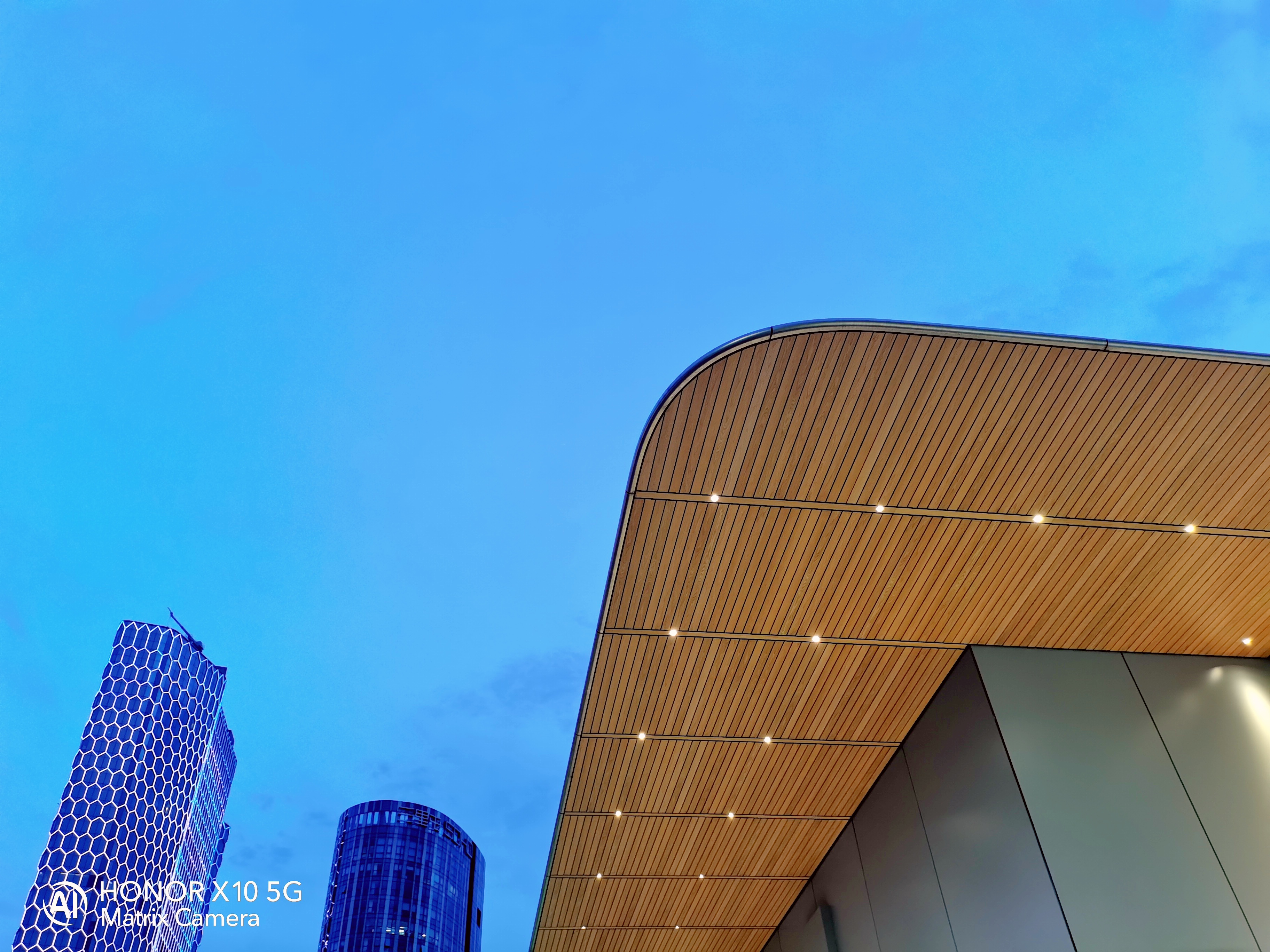 榮耀X10抑制炫光細節(jié)真實:4000萬RYYB高感光夜拍體驗-鋒巢網(wǎng)