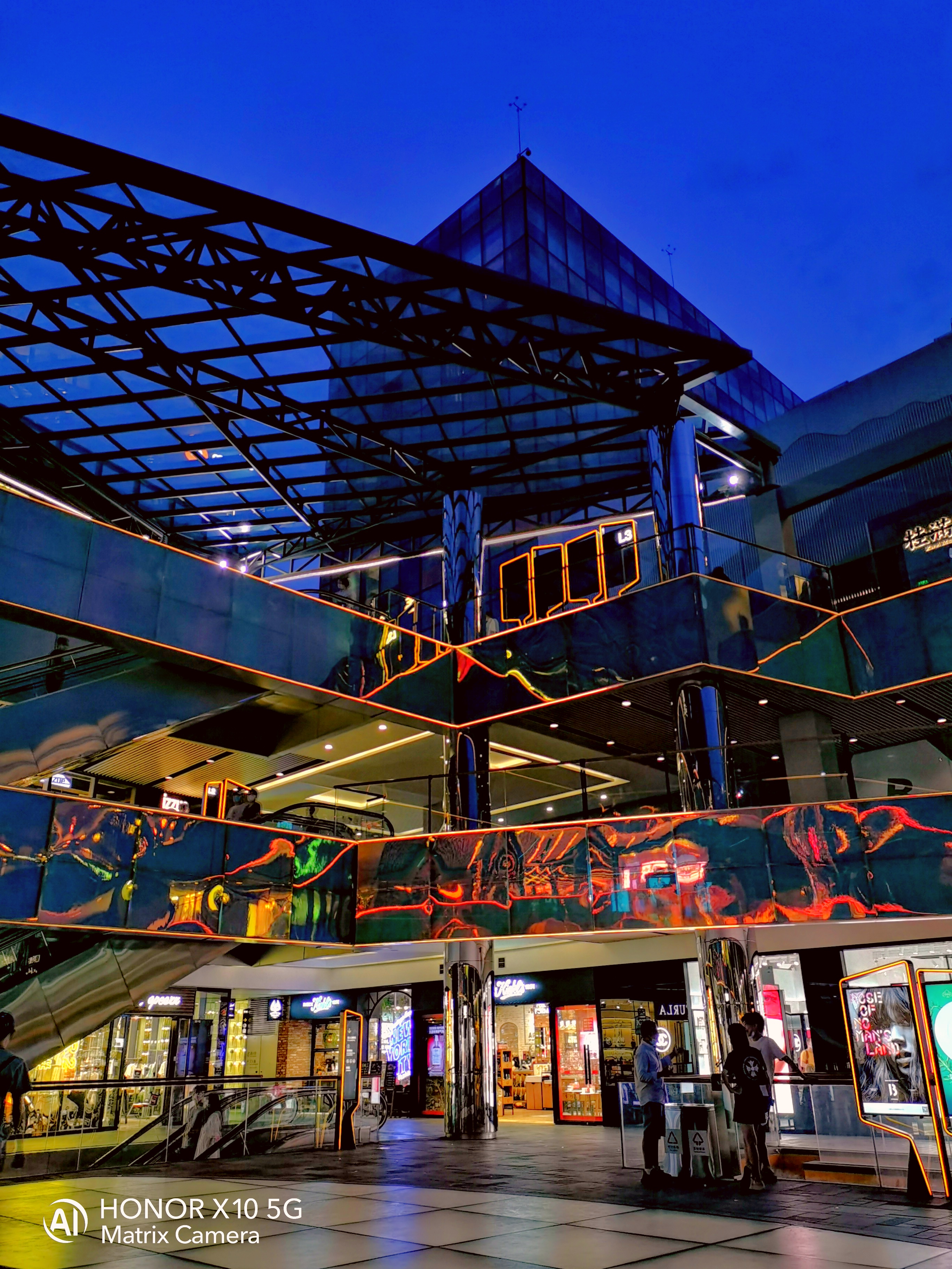 榮耀X10抑制炫光細節(jié)真實:4000萬RYYB高感光夜拍體驗-鋒巢網(wǎng)