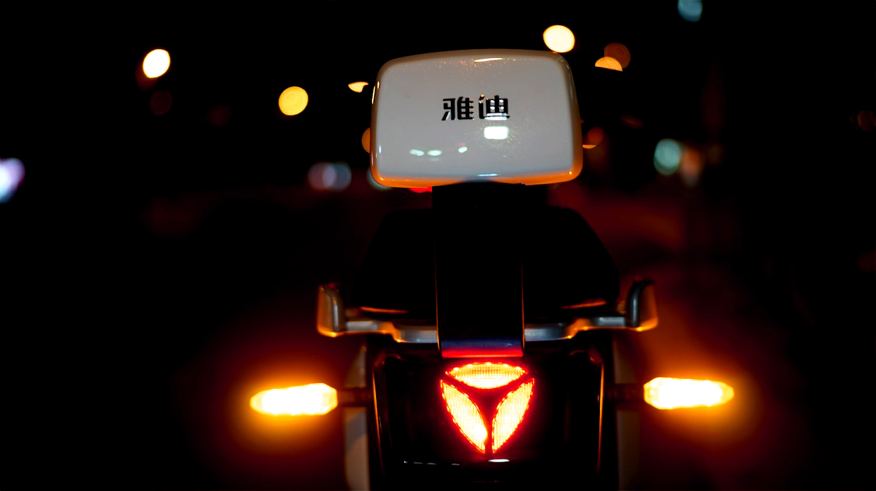 雅迪V1城市體驗(yàn)：舒適輕便，騎行動(dòng)力更強(qiáng)-鋒巢網(wǎng)