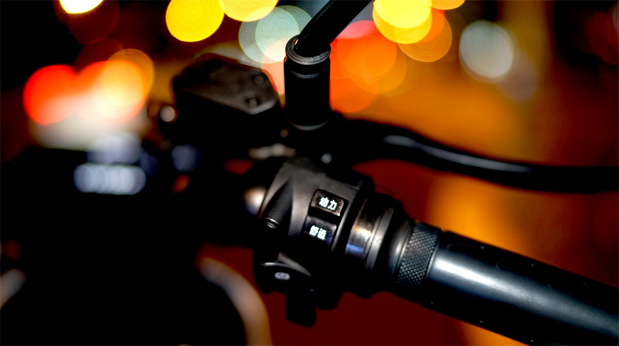 雅迪V1城市體驗(yàn)：舒適輕便，騎行動(dòng)力更強(qiáng)-鋒巢網(wǎng)