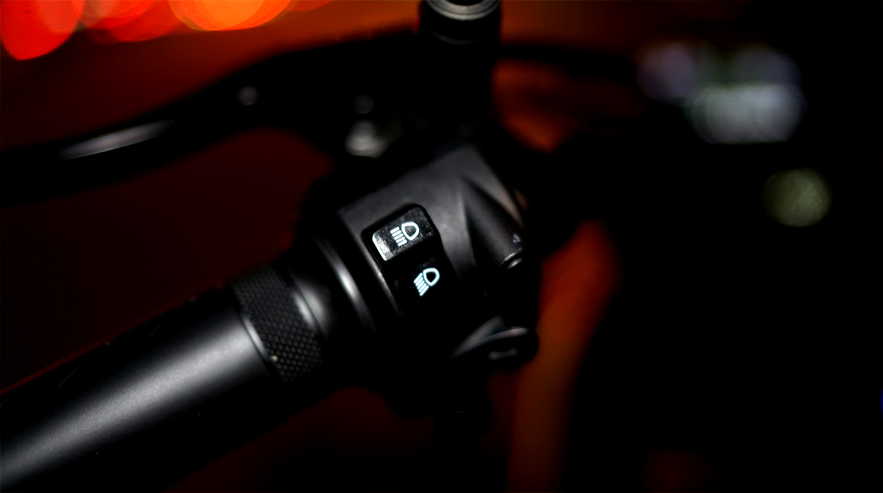 雅迪V1城市體驗(yàn)：舒適輕便，騎行動(dòng)力更強(qiáng)-鋒巢網(wǎng)