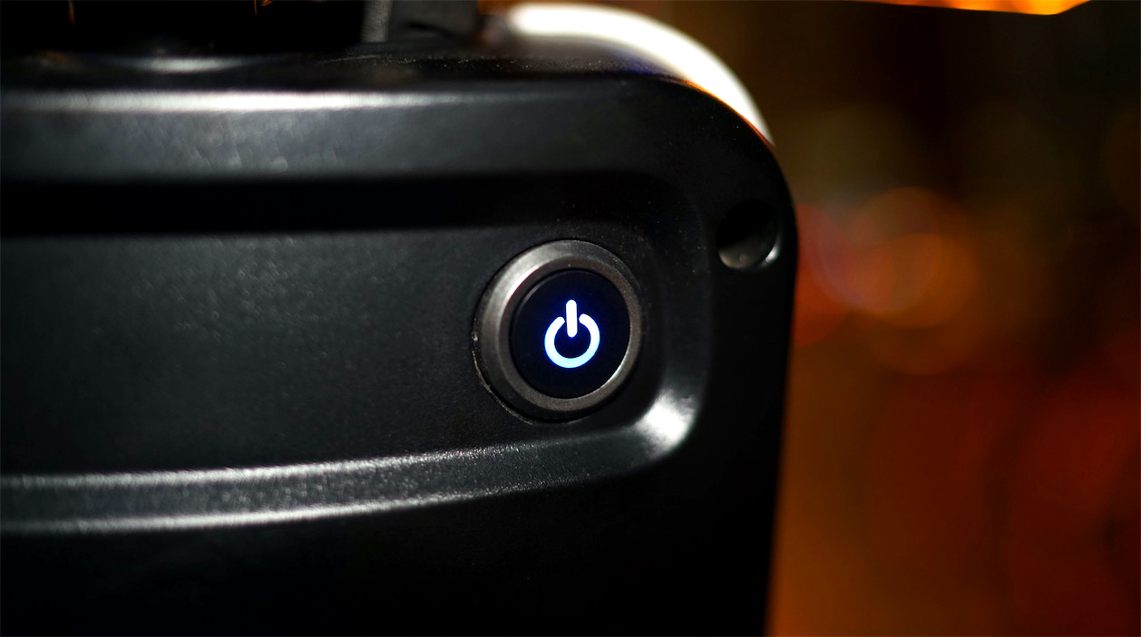 雅迪V1城市體驗(yàn)：舒適輕便，騎行動(dòng)力更強(qiáng)-鋒巢網(wǎng)