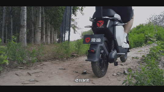 雅迪V1城市體驗(yàn)：舒適輕便，騎行動(dòng)力更強(qiáng)-鋒巢網(wǎng)