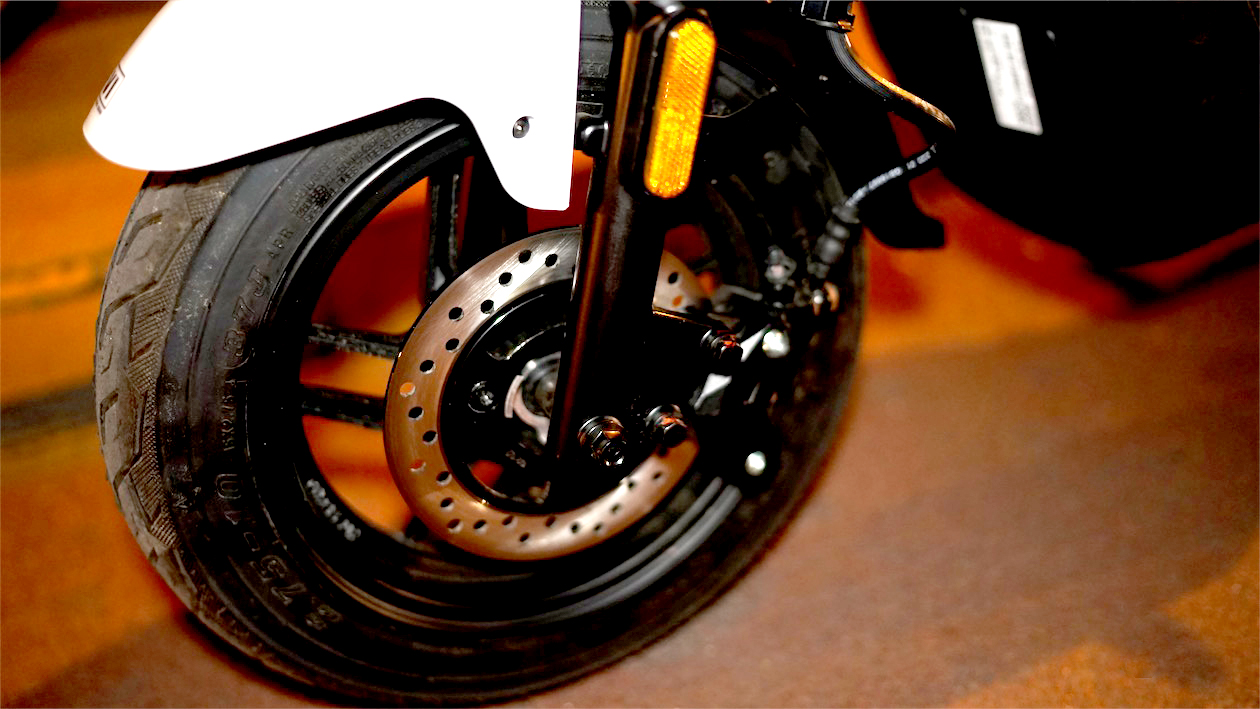 雅迪V1城市體驗(yàn)：舒適輕便，騎行動(dòng)力更強(qiáng)-鋒巢網(wǎng)