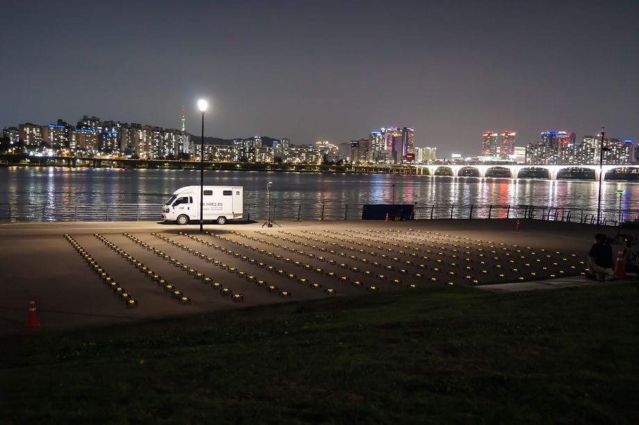 韓國(guó)無(wú)人機(jī)展示提醒觀察人員洗手并戴口罩-鋒巢網(wǎng)