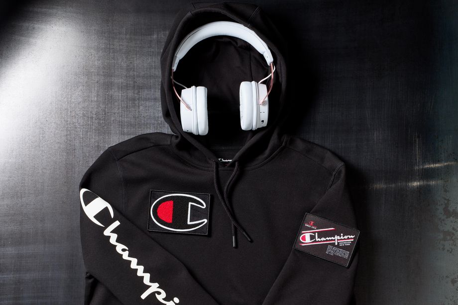 Champion為玩家設(shè)計(jì)了一款有很多口袋和巨大兜帽的連帽衫-鋒巢網(wǎng)