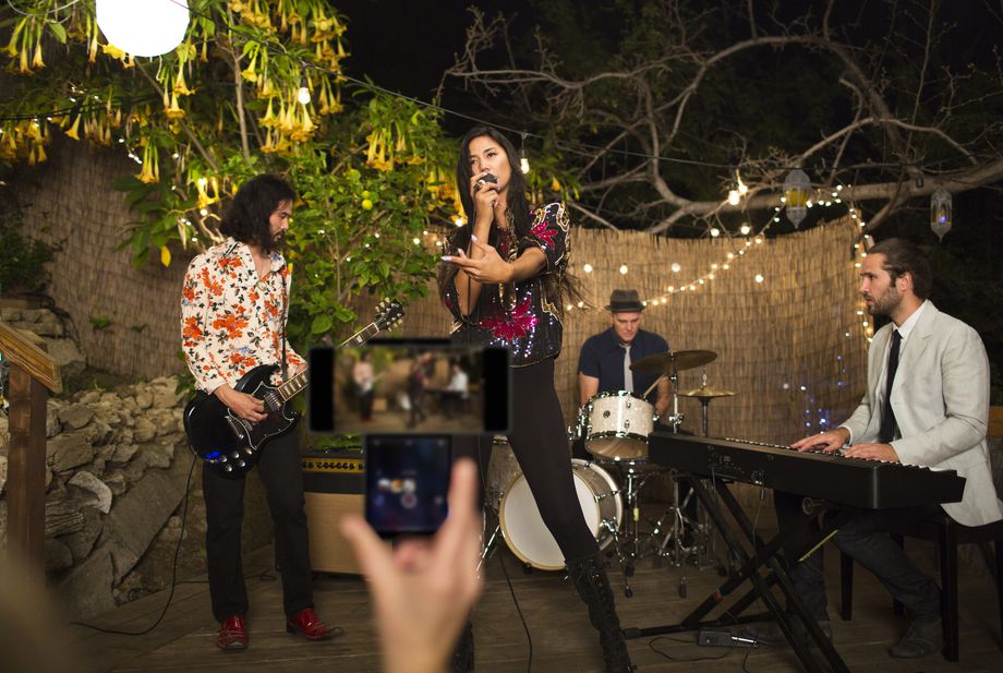 LG Wing的扭曲屏幕為這款雙屏智能手機(jī)提供了一個(gè)新的視角-鋒巢網(wǎng)