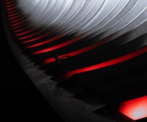 雷軍造車，王傳?！安傩摹?鋒巢網(wǎng)