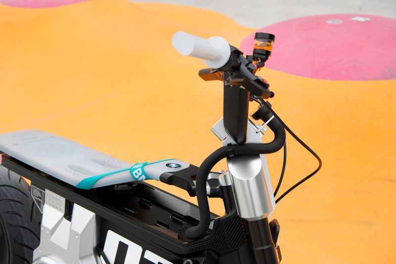 寶馬新推出的ce02微型自行車概念車是電動(dòng)的-鋒巢網(wǎng)